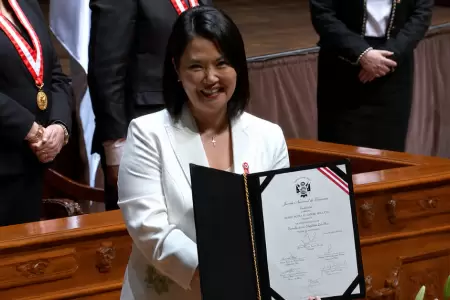 Keiko Fujimori recibe las credenciales del JNE