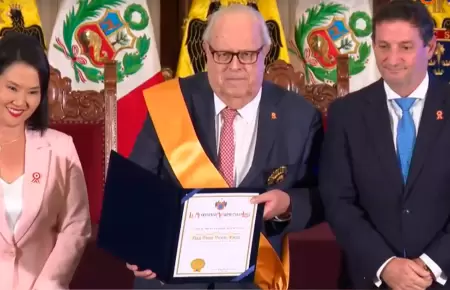 Julio Velarde recibe reconocimiento por parte de Keiko Fujimori y Renzo Reggiard
