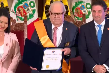 Julio Velarde recibe reconocimiento por parte de Keiko Fujimori y Renzo Reggiard