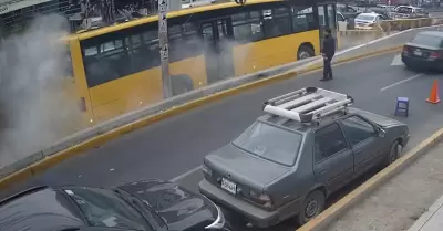 El bus choc� intempestivamente.