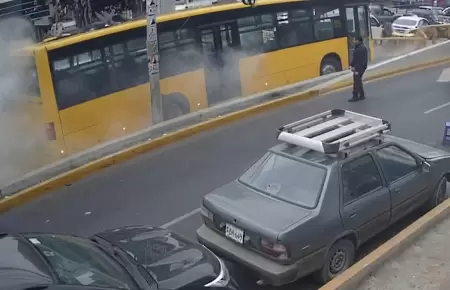 El bus choc� intempestivamente.