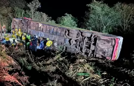 Tragedia en Brasil tras volcadura de autob�s.