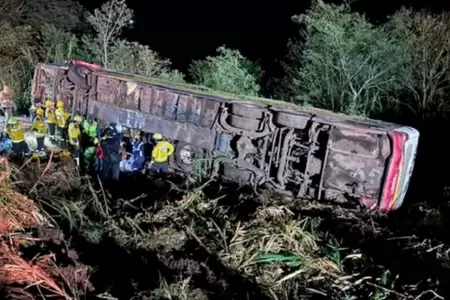 Tragedia en Brasil tras volcadura de autob�s.