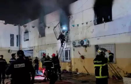 Bomberos controlan incendio en orfanato.