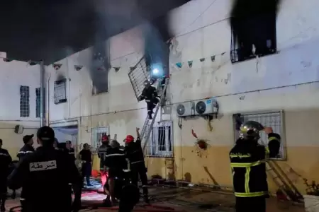 Bomberos controlan incendio en orfanato.