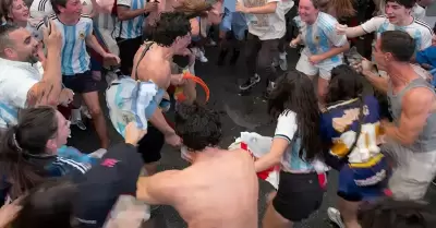 La hinchada albiceleste pisote� la bandera.
