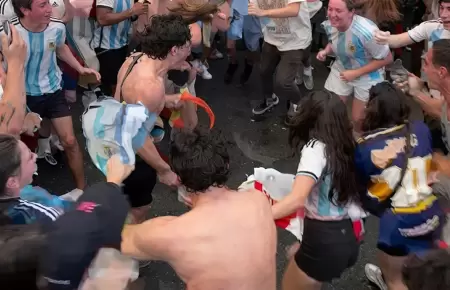 La hinchada albiceleste pisote� la bandera.