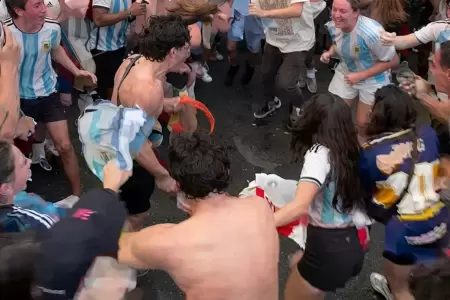 La hinchada albiceleste pisote� la bandera.