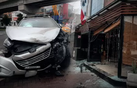 Camioneta se estrella contra restaurante