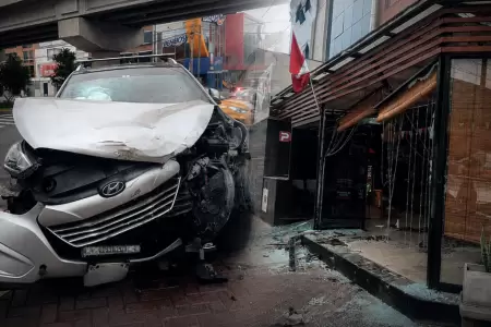 Camioneta se estrella contra restaurante