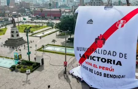 Presentaron la camiseta blanquirroja m�s grande del Per�.