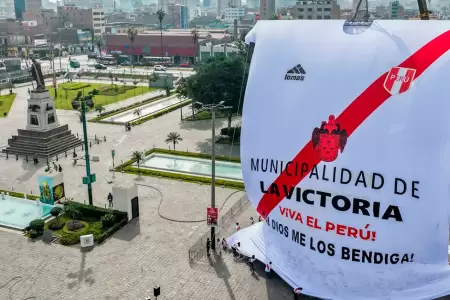 Presentaron la camiseta blanquirroja m�s grande del Per�.