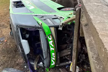 Bus cay� de un puente en Argentina.