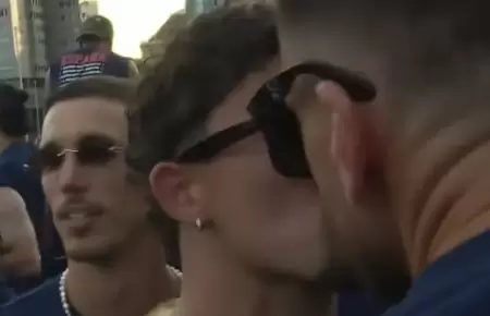 Beso de jugadores de Espa�a