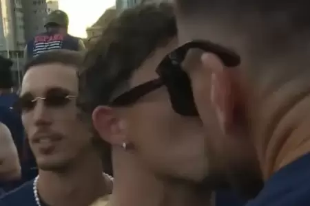 Beso de jugadores de Espa�a