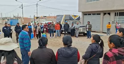 Padres de familia exigen cambios en direcci�n de la I.E. Pr�cer Manuel Calder�n 