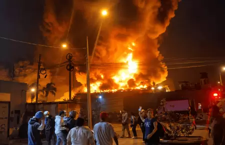 Incendio de grandes proporciones consume f�brica de cosm�ticos