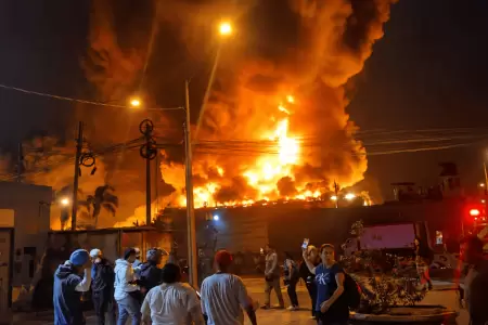 Incendio de grandes proporciones consume f�brica de cosm�ticos