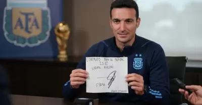 Scaloni firm� el contrato del ni�o.