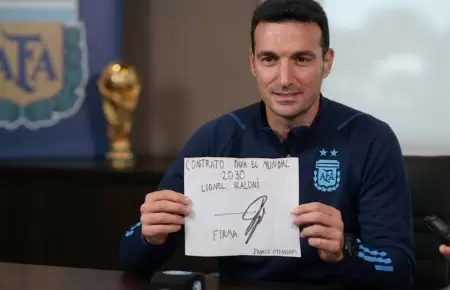 Scaloni firm� el contrato del ni�o.