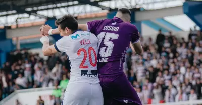 Jairo V�lez recibe codazo en partido de Alianza Lima