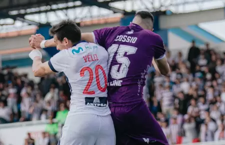 Jairo V�lez recibe codazo en partido de Alianza Lima