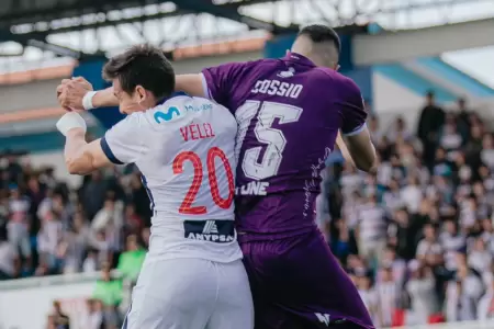 Jairo V�lez recibe codazo en partido de Alianza Lima
