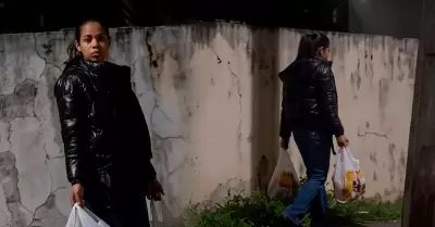 Padre indignado por ver sola a su hija de noche.