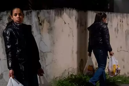 Padre indignado por ver sola a su hija de noche.