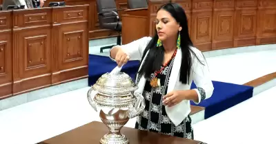 Silvana Robles denuncia un cargamont�n en su contra.