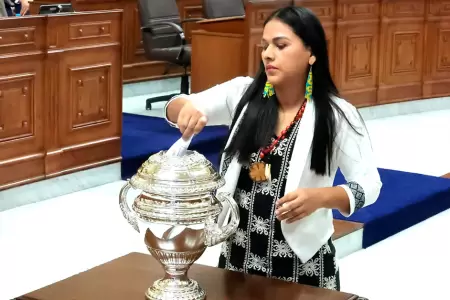 Silvana Robles denuncia un cargamont�n en su contra.