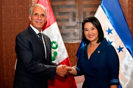 Keiko Fujimori y presidente de Honduras previo a la toma de mando.