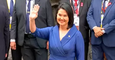 Keiko Fujimori juramentar� con vestido azul