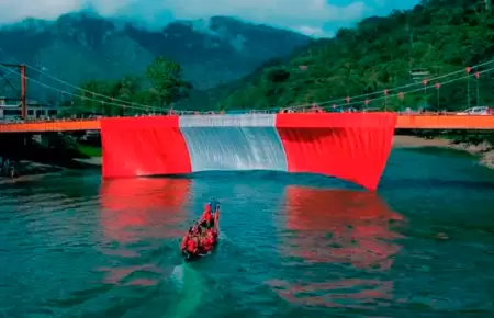 Izan la bandera m�s grande sobre el r�o Huallaga.