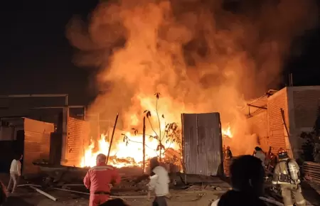 Voraz incendio consume f�brica de madera en Ate