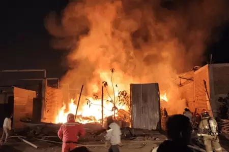 Voraz incendio consume f�brica de madera en Ate