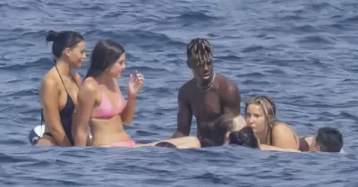 Nico Williams en un yate rodeado de mujeres