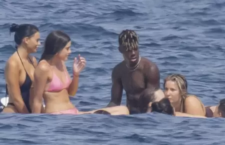 Nico Williams en un yate rodeado de mujeres