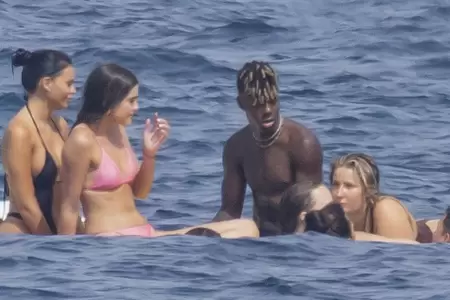 Nico Williams en un yate rodeado de mujeres