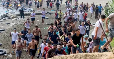 Miles de j�venes marroqu�es tratan de cruzar valla fronteriza en la ciudad espa�