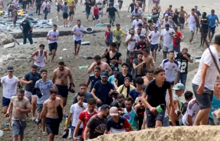 Miles de j�venes marroqu�es tratan de cruzar valla fronteriza en la ciudad espa�