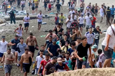 Miles de j�venes marroqu�es tratan de cruzar valla fronteriza en la ciudad espa�