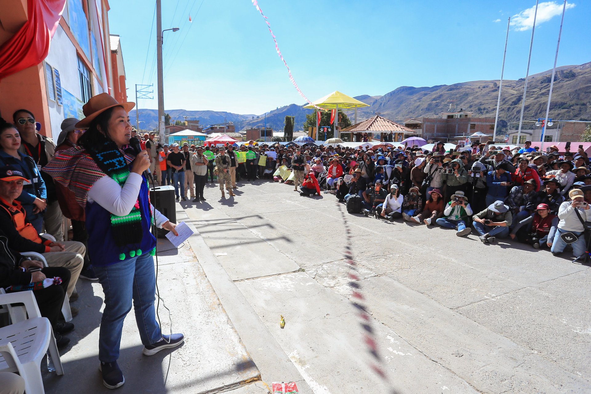 Mandataria llegó a Chongos Alto tras últimos sismos.