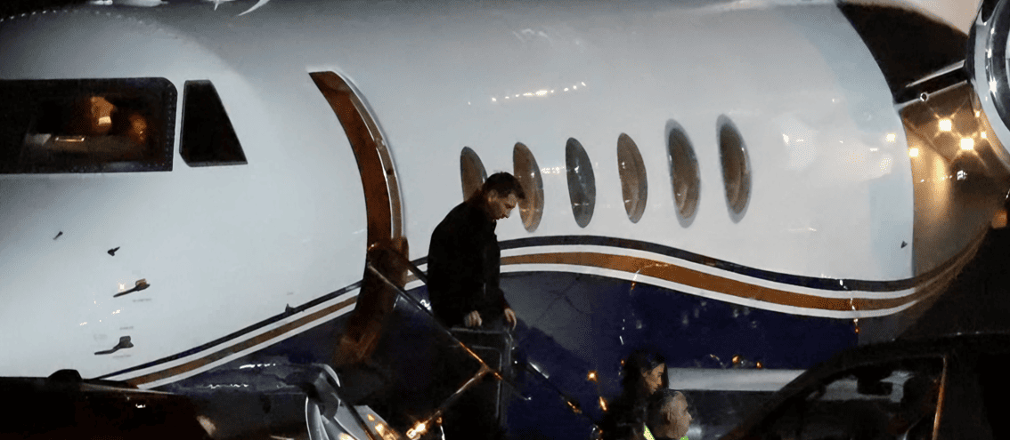 Lionel Messi y su esposa Antonella Roccuzzo bajando del avión