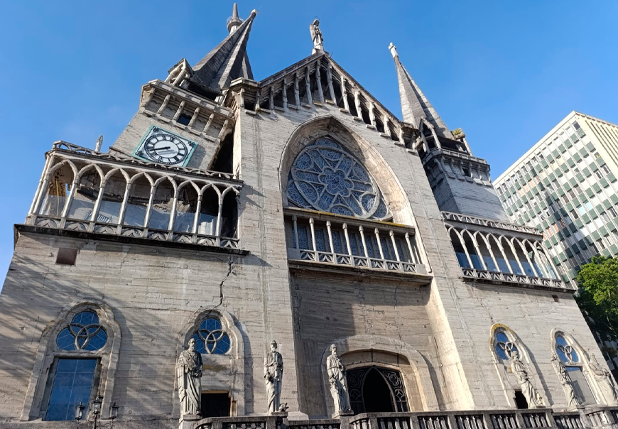 La Catedral Bas�lica sufri� graves da�os tras terremoto en Colombia.