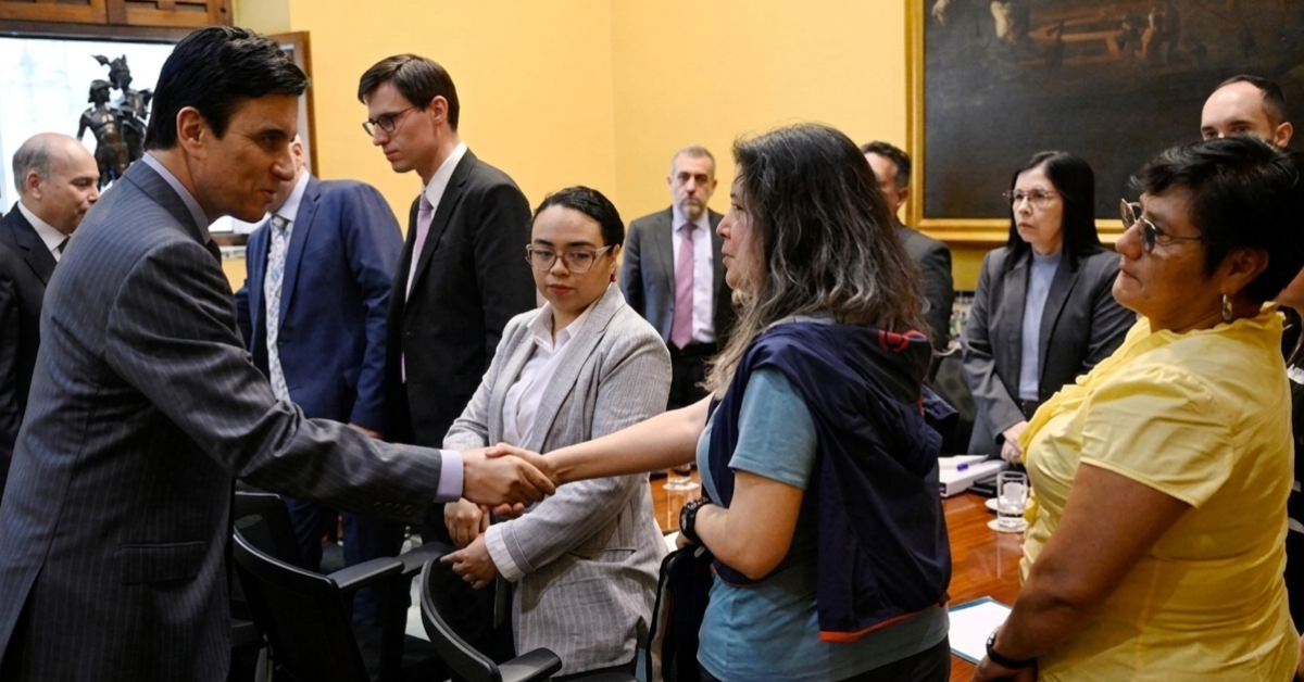 Canciller Carlos Esp� se re�ne con familiares de peruanos recluidos en Rusia