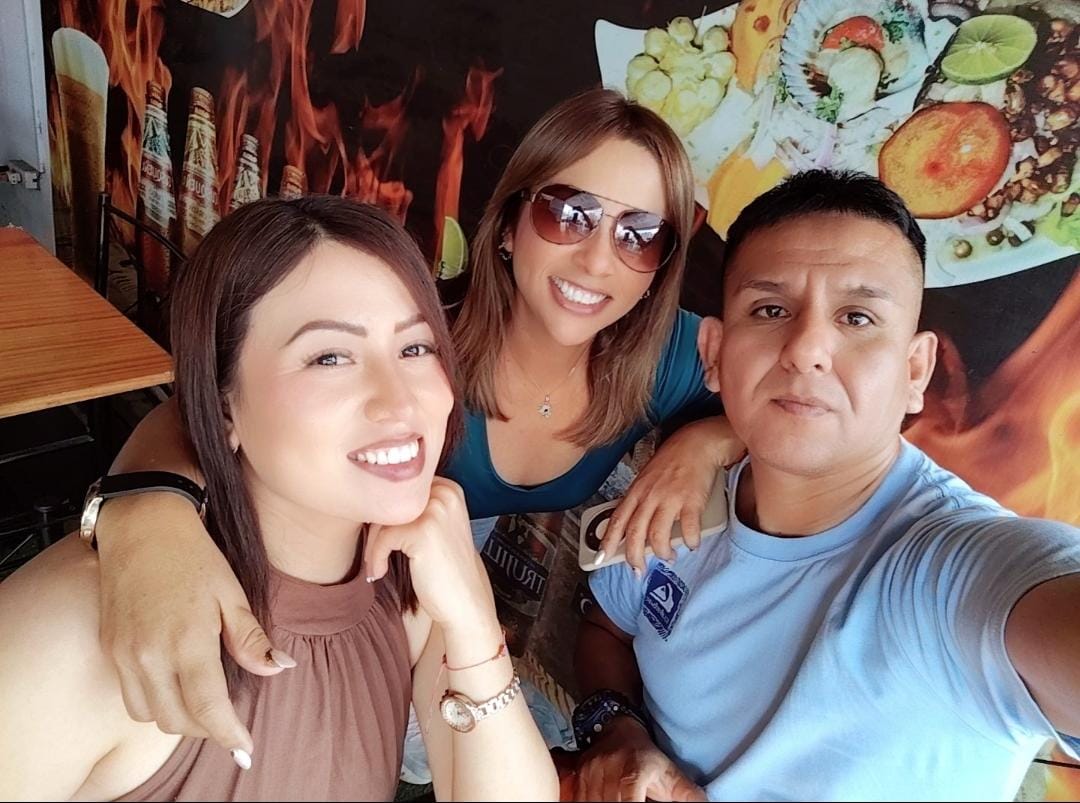 La víctima Hellen Silva (en medio) y dos de sus acompañantes