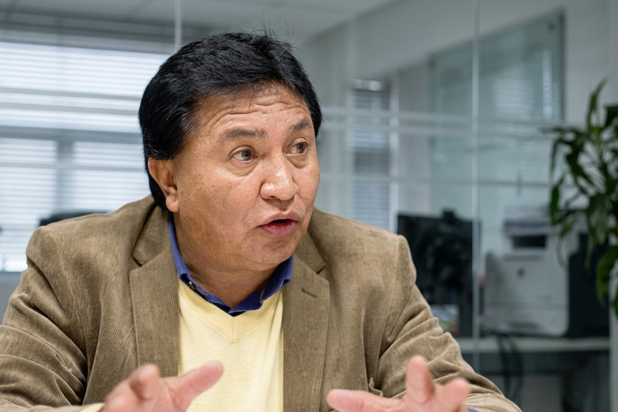 Sesi�n ser�a con Lucio Castro, secretario general de SUTEP