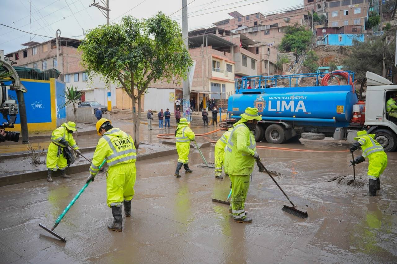 La madrugada del lunes 17 de agosto se pronunciaron inundaciones en varios sectores de VES y VMT