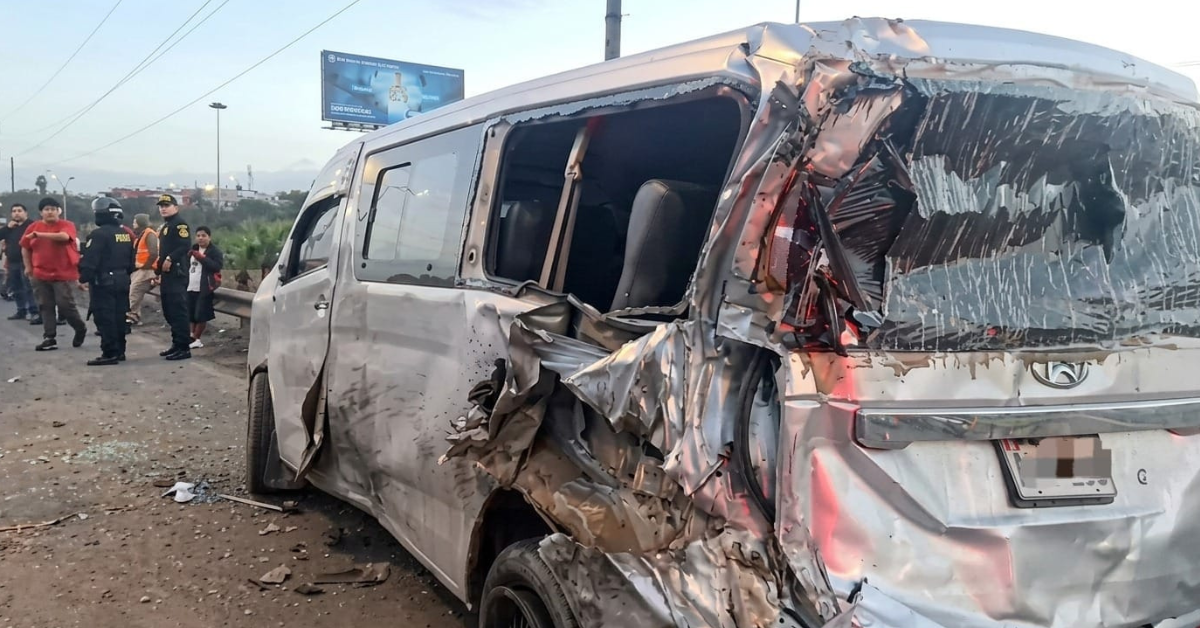 Minivan que también resultó afectada en el accidente de tránsito